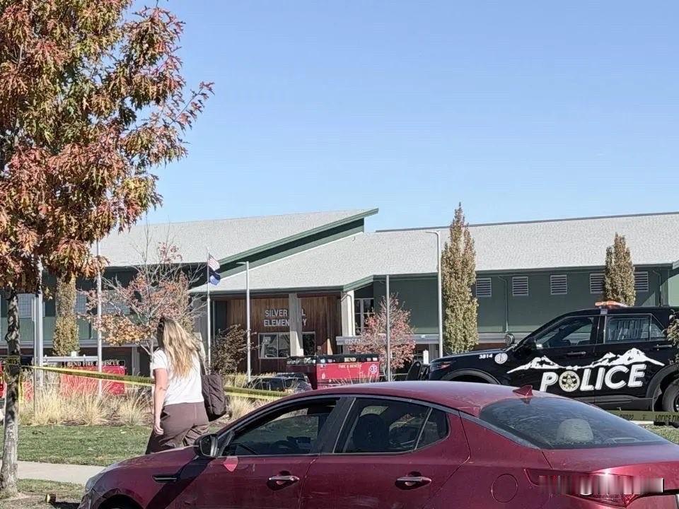 更新：
俄勒冈州发生的大规模枪击事件，造成至少四人死亡，其中包括3名儿童和1名成