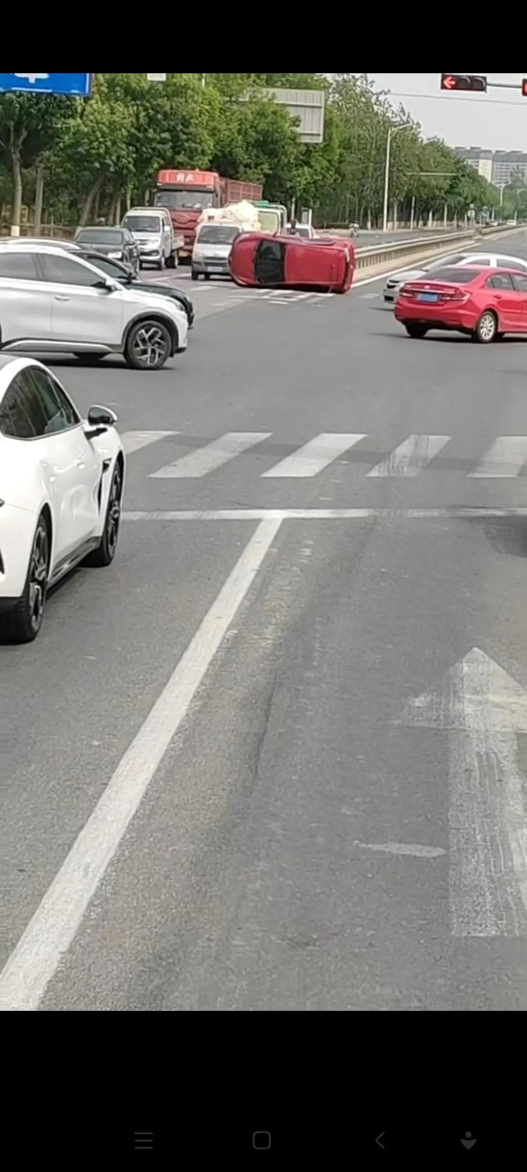 开车注意安全，保持距离，车速不要过快