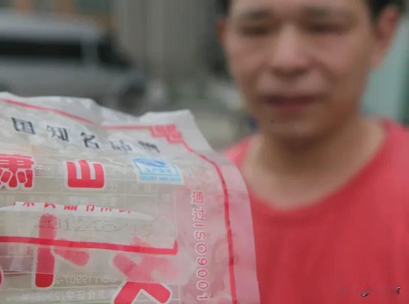 男子买到2026年3月1日产的面包 江苏一男子买面包，竟买到“未来面包”——生产