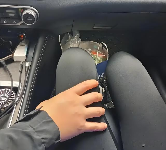 湖南长沙，大半夜的女子坐顺风车，司机故意让女子坐到前面副驾来，等到后排乘客下车后