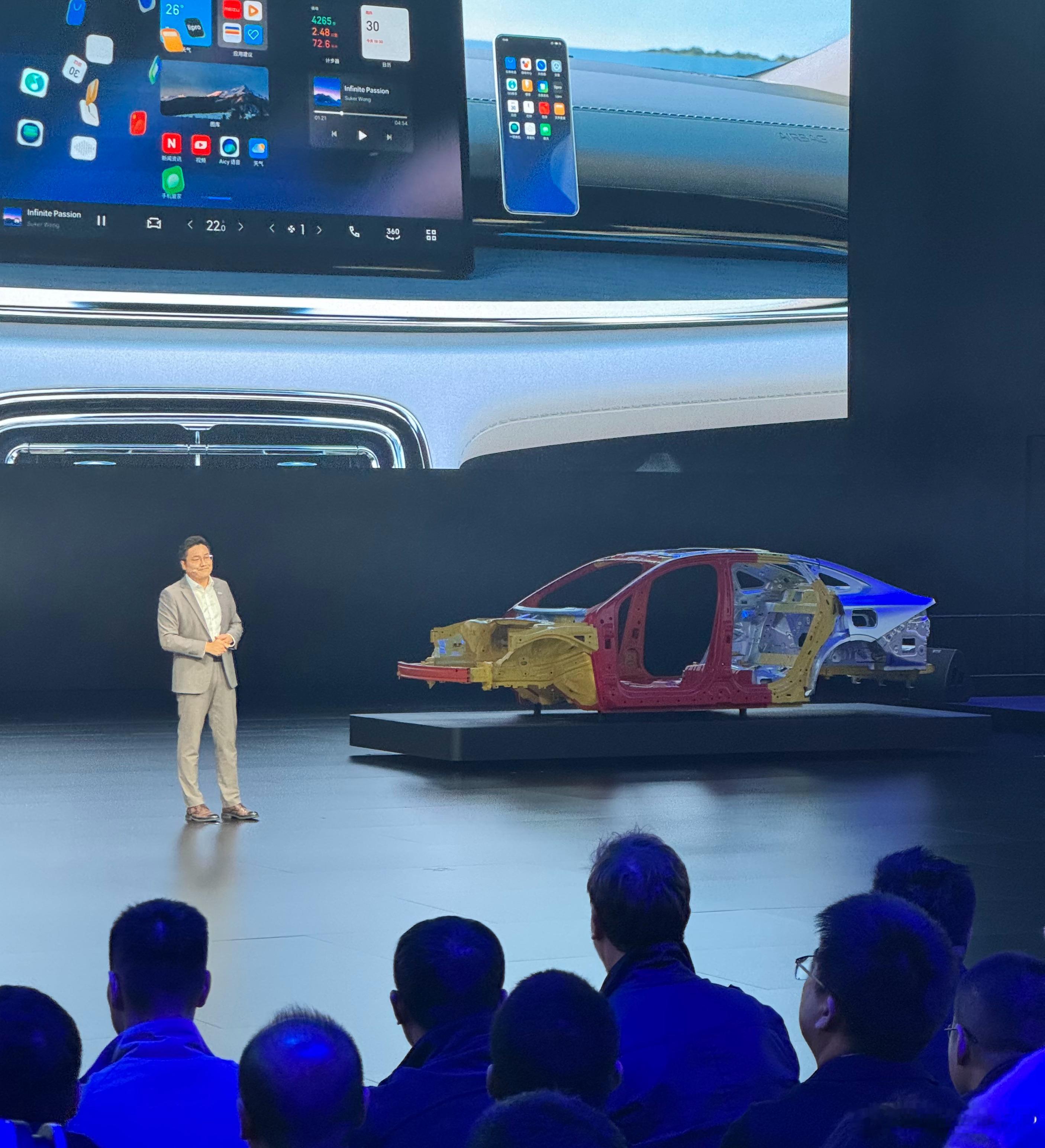 吉利易新宇把银河星耀6白车身带到发布会现场讲解。奇瑞李学用把风云T11白车身带到