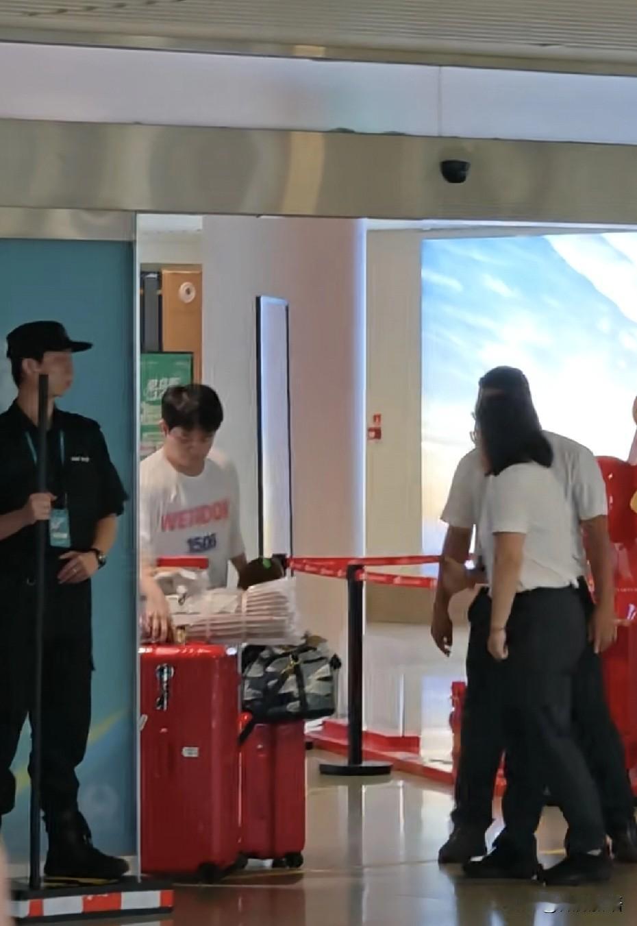 国乒休假了，林诗栋今天回到海南。
林诗栋回海南，看到林诗栋的妈妈和关教练都来了，
