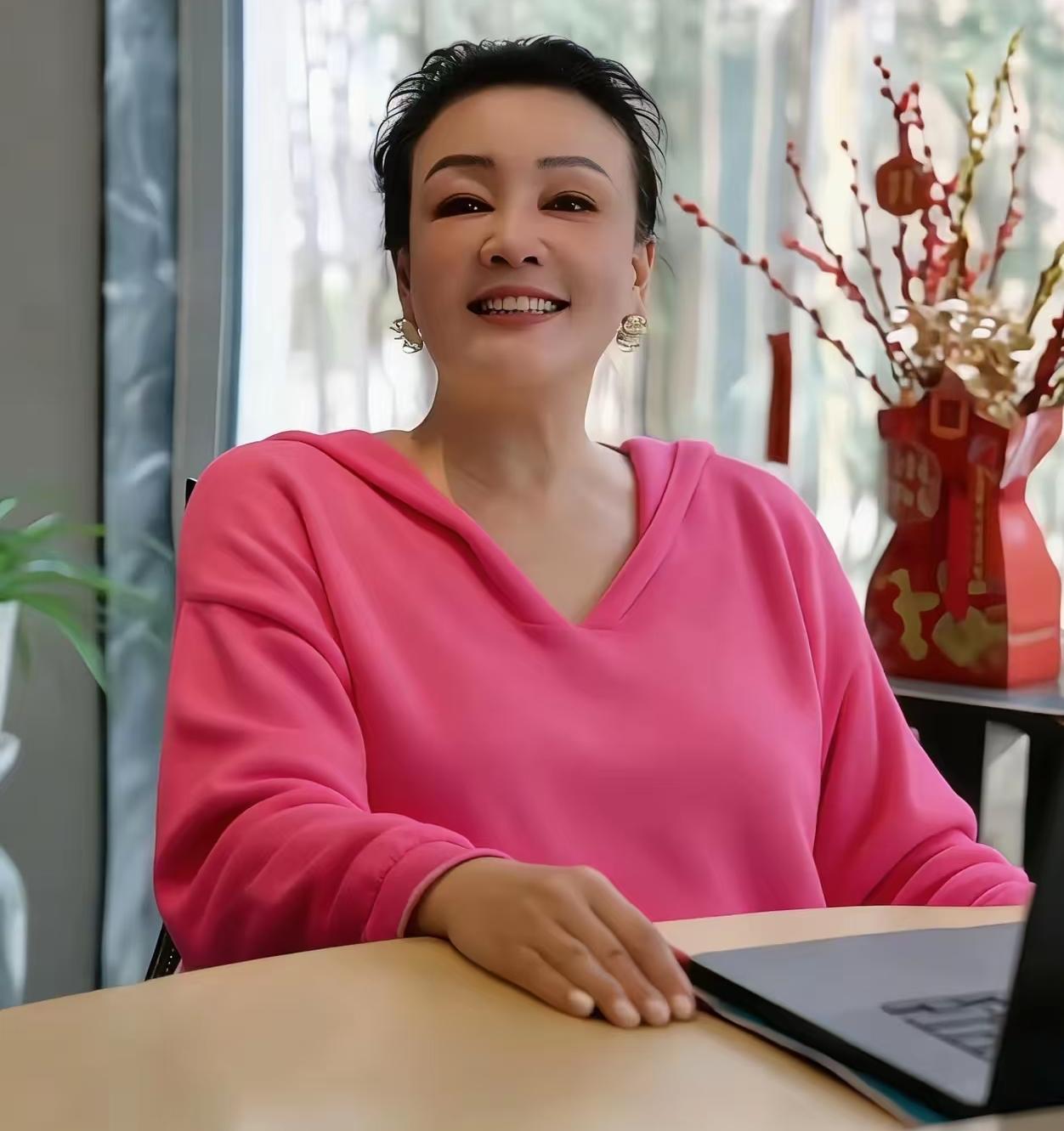 马筱梅真是有福气，遇上兰姐这样明事理、护短又霸气的婆婆。近日兰姐直播时，不少黑粉