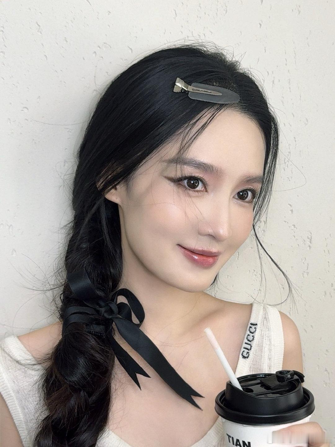 #李沁深V高定#李沁的时尚氛围感太强了，看到这一次的礼服的设计也是让人眼前一亮，