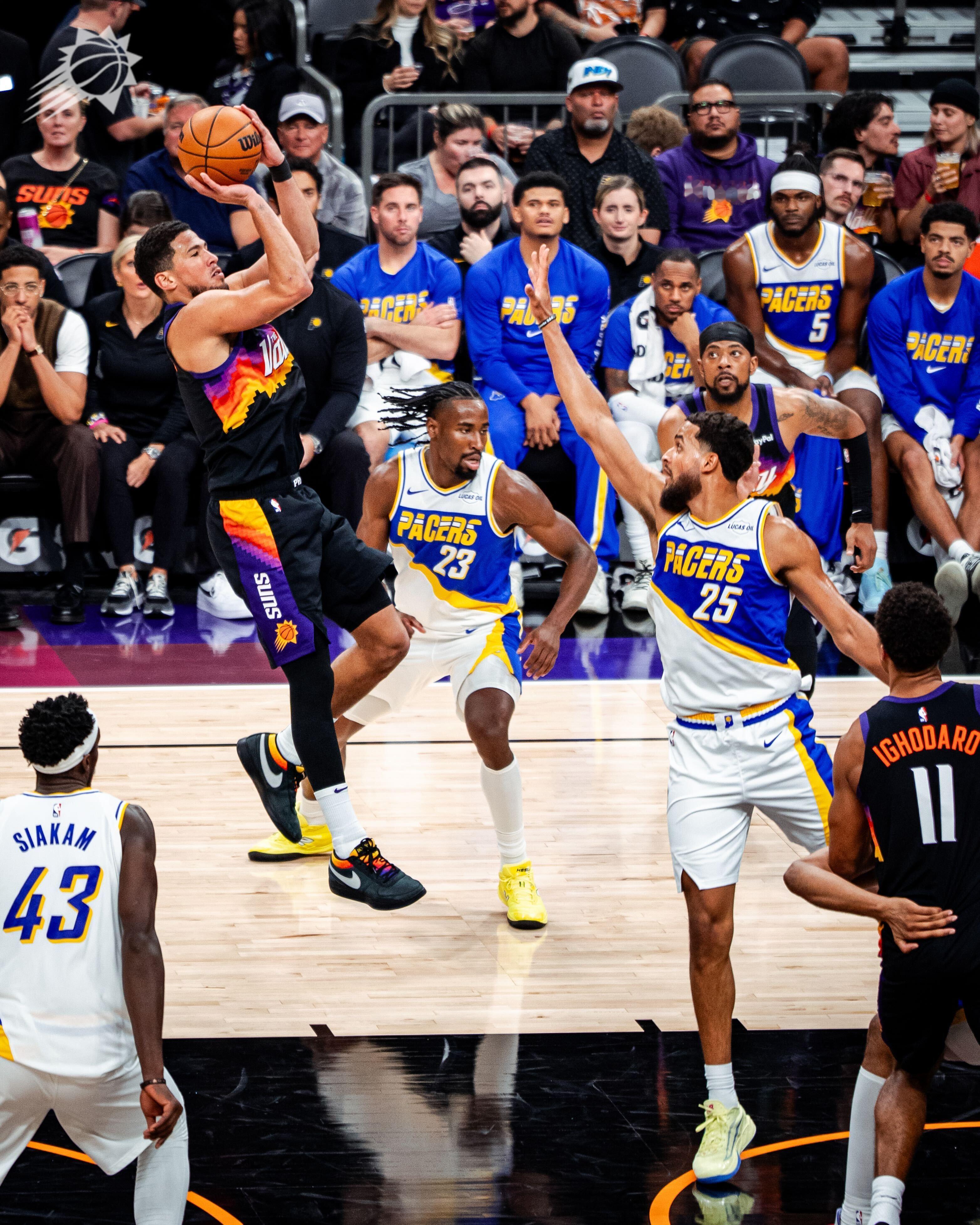 武器库太丰富了！布克假动作晃飞防守人翻身后仰投进 🏀布克目前已经拿到14分了！