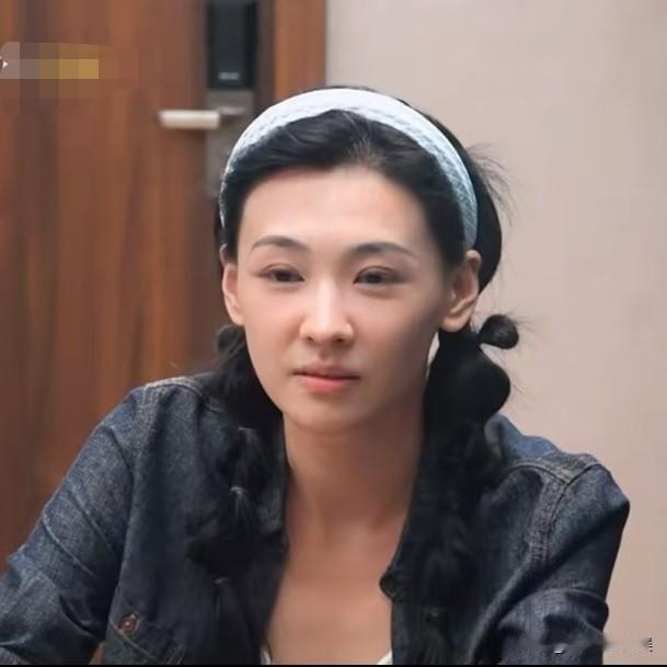 丁笑滢问代露娃：“你们是毕业多久分手的呢？”

代露娃谁：“其实在毕业的时候，就