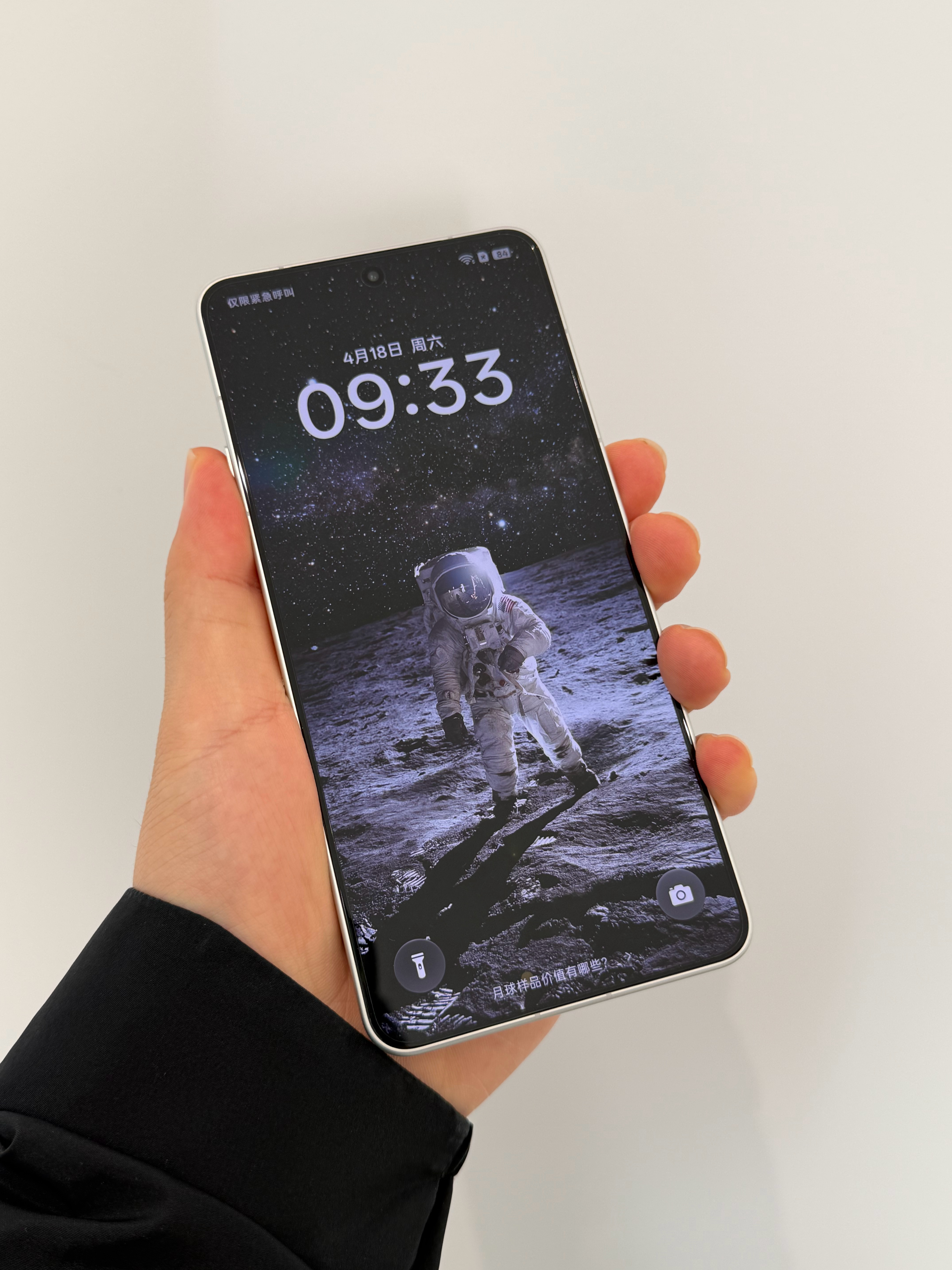 我的OPPO Find X9 Ultra 是白色的，感觉贼精致，和双拼相机风格完