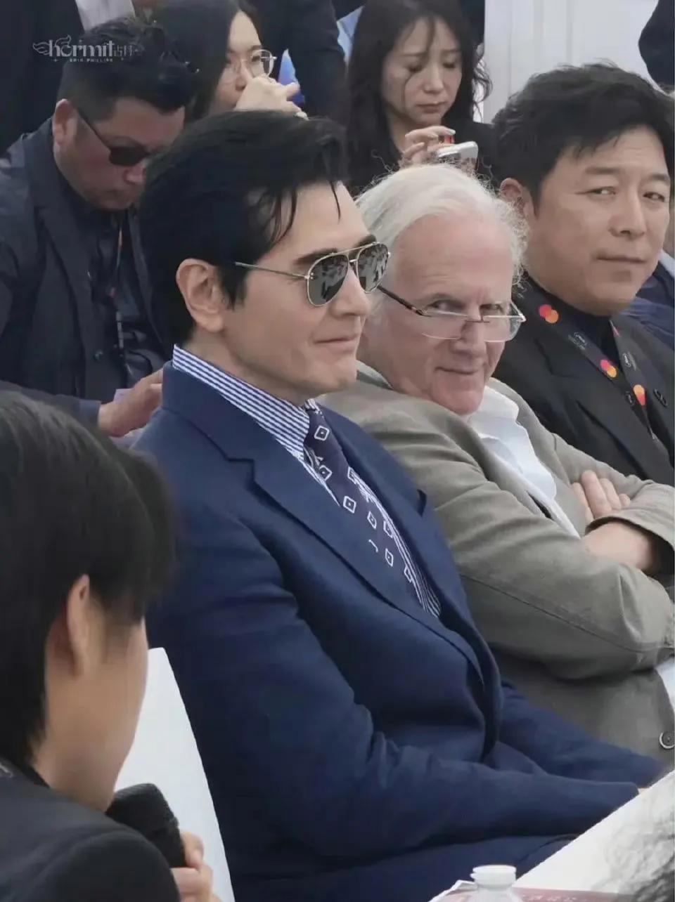 费翔现身戛纳电影节！身材保持得当，穿搭节约大方，带着墨镜，侧颜确实很帅气逼人！6