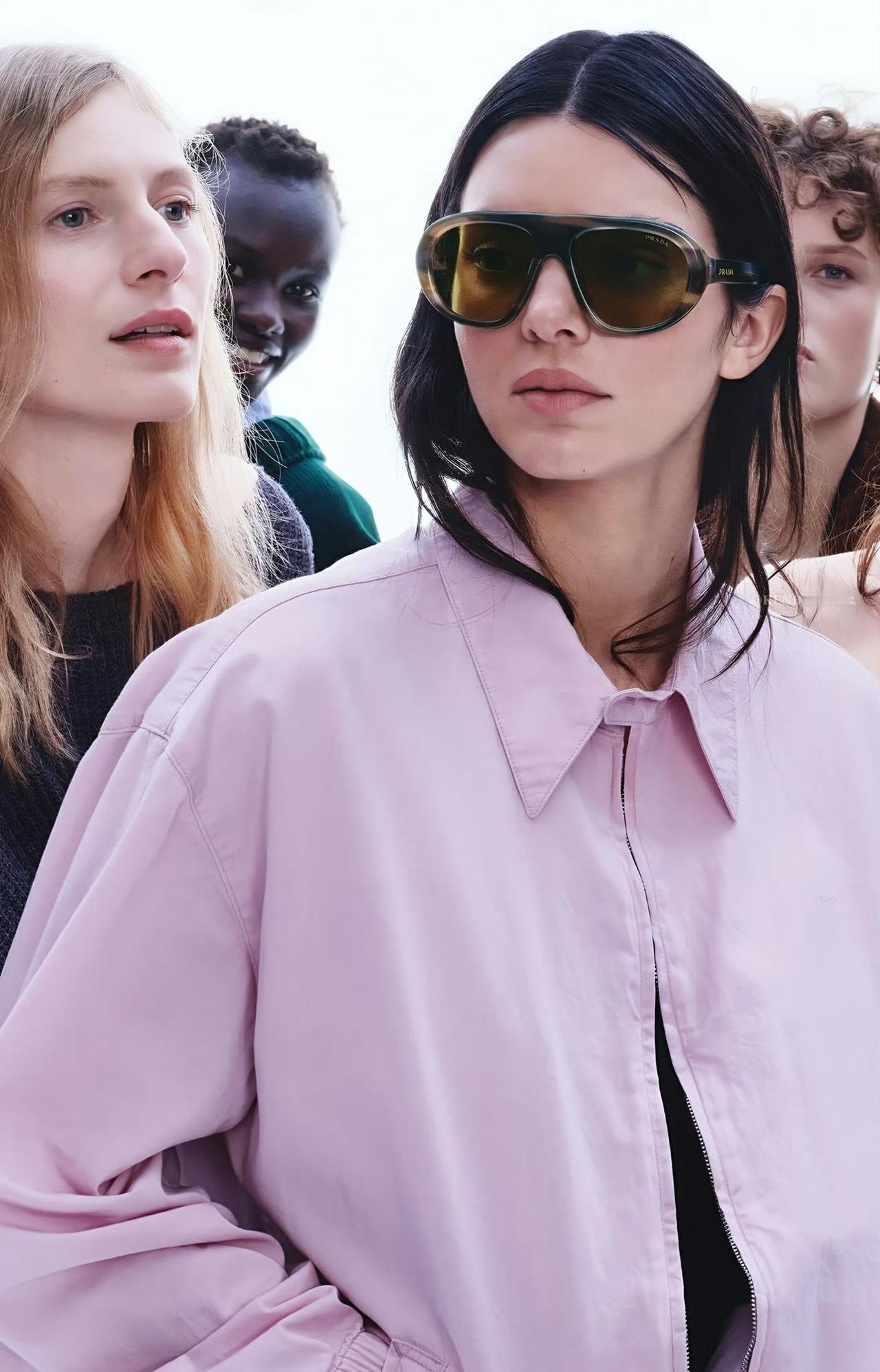 Kendall Jenner的两张Prada新图prada 
穿prada