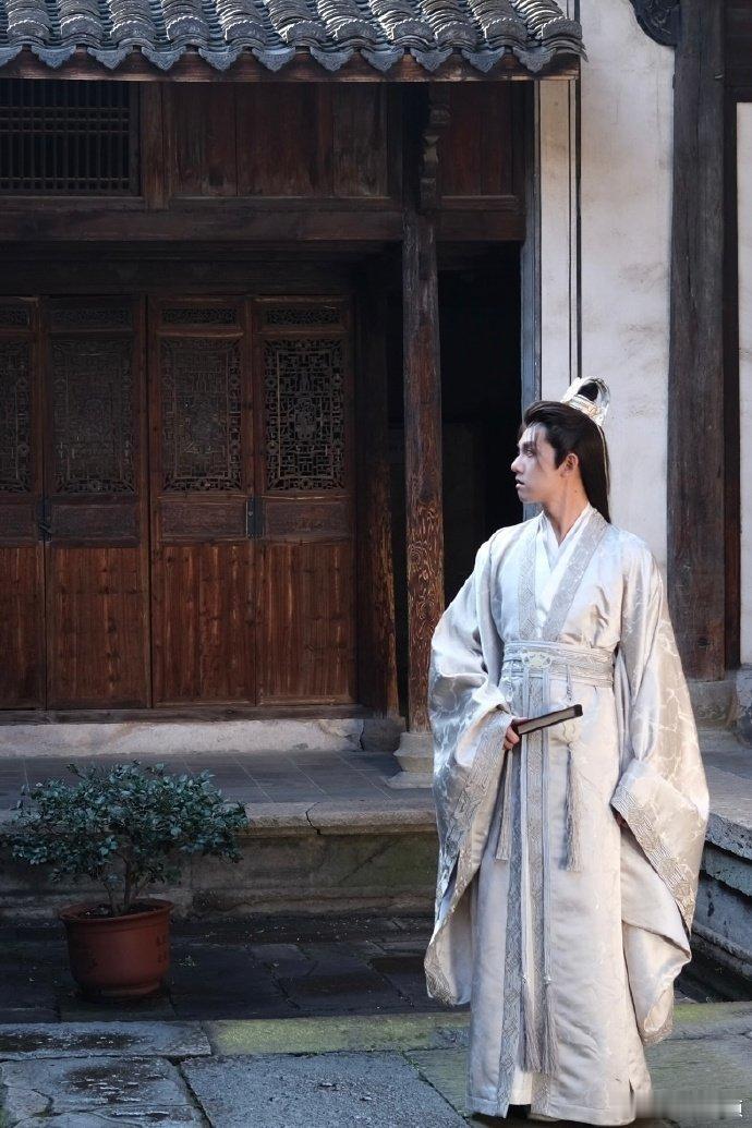 这居然是张耀，看着张耀从最初青涩的古装扮相，到现在凤凰台上的游刃有余，每一步成长