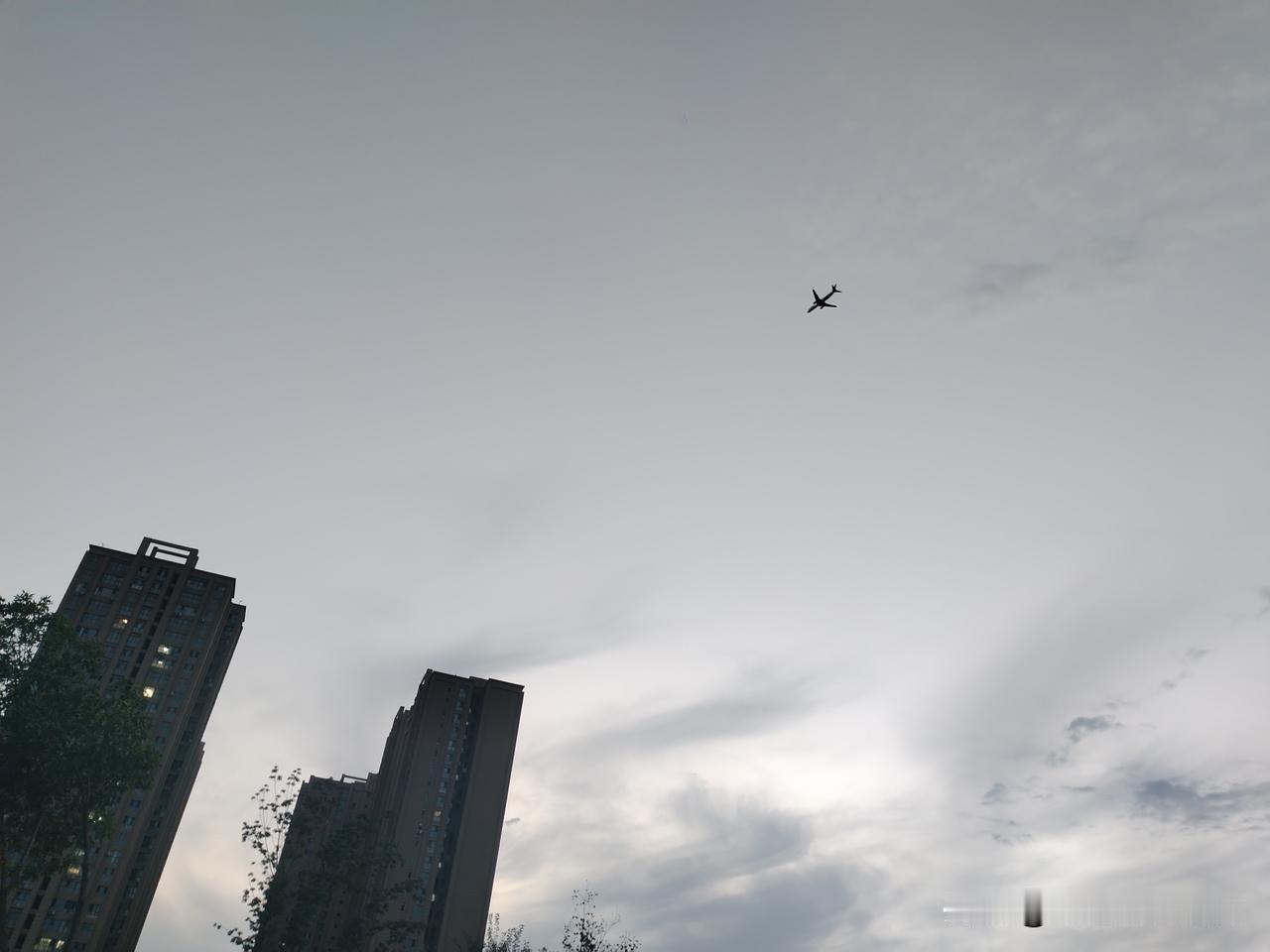 今年新疆旅游热不热，天空中的飞机来“发言”。进入夏季七八月份，特别是傍晚时分，看