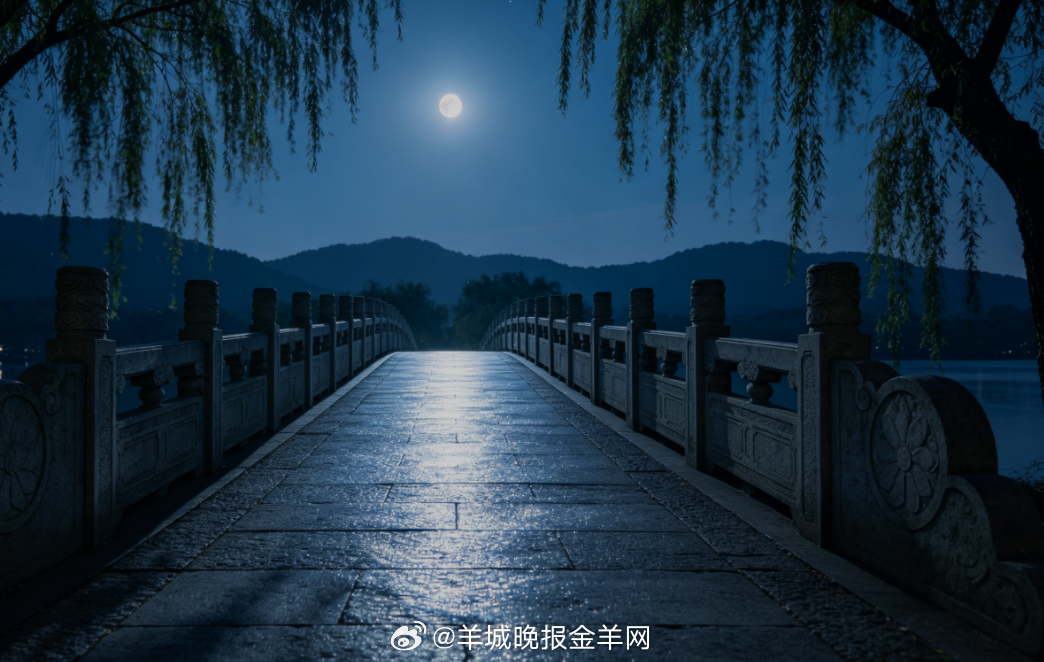 #晚安# 清辉月色铺满长桥，晚风悠悠相伴。漫步桥上，夜色温婉动人，所有烦恼都随风