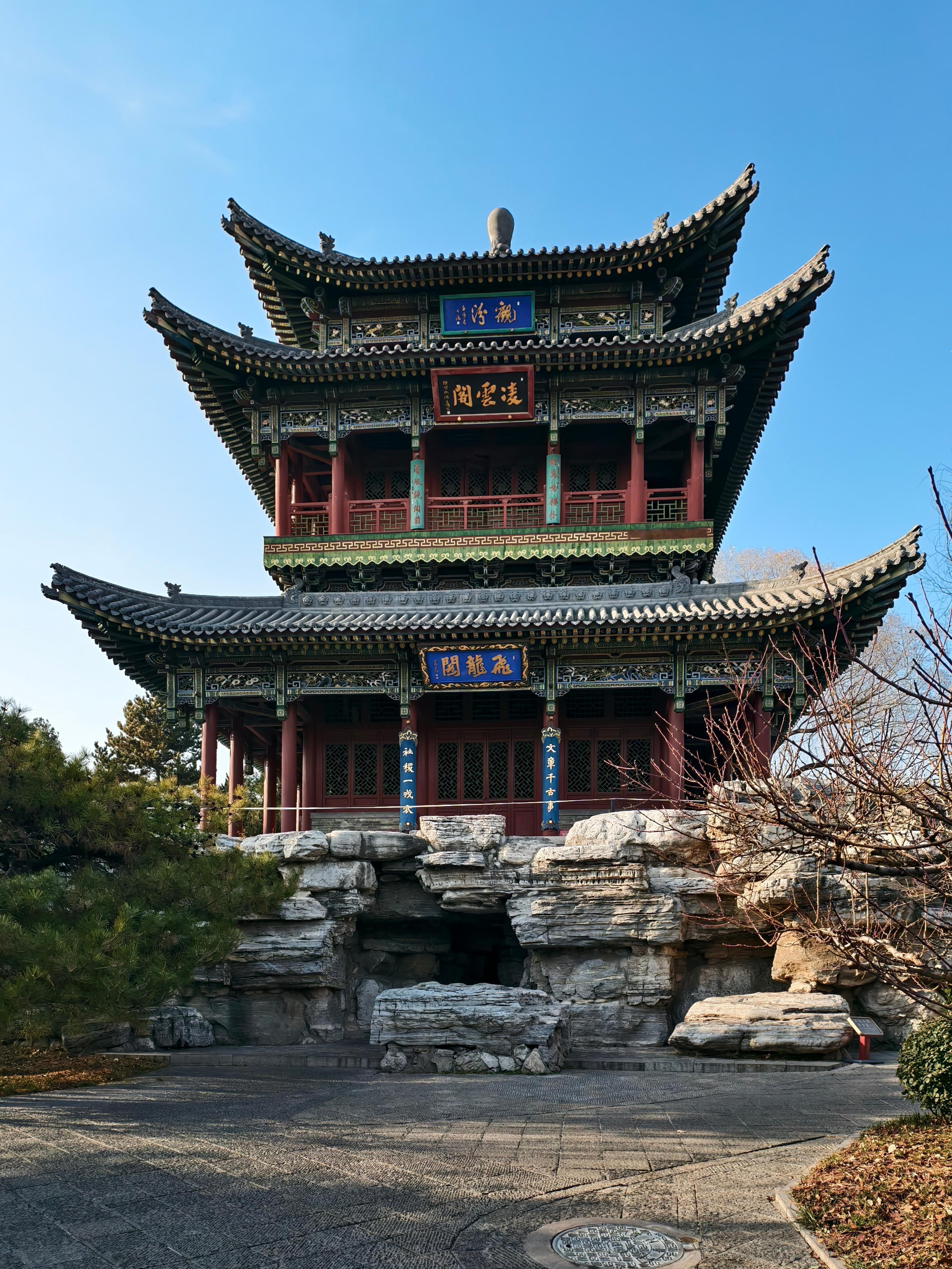 第一次来太原，中午参加完基友的婚礼，下午老师专门开他的理想带我去逛了晋祠，还真挺