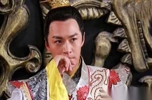 都说她是皇帝最疼的女儿，可她这一辈子，就是个物件儿。
一件用来安抚临终老臣的“礼