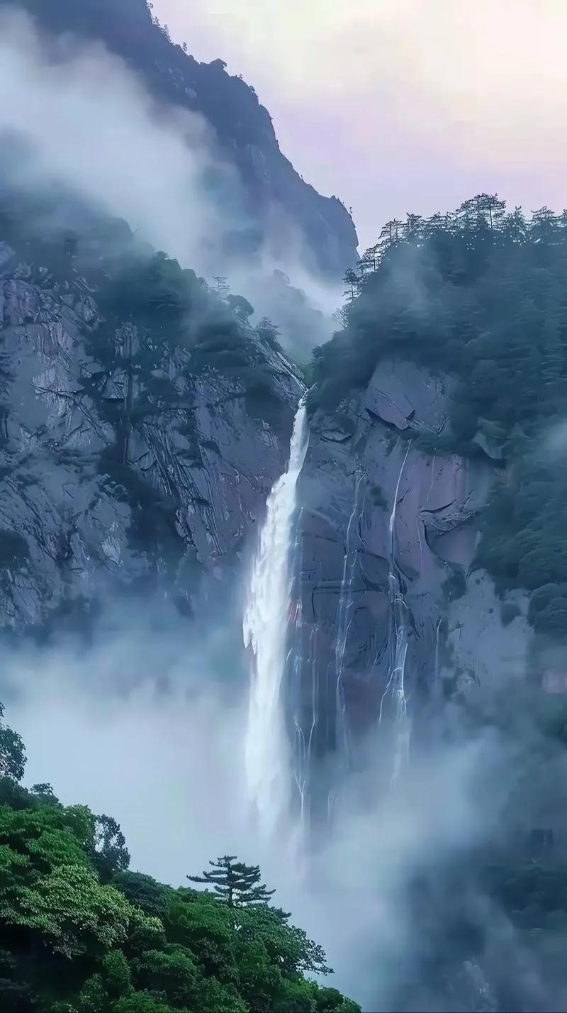 大唐开元十三年，二十出头的李白怀揣着“仗剑去国，辞亲远游”的豪情，踏上了游历四方