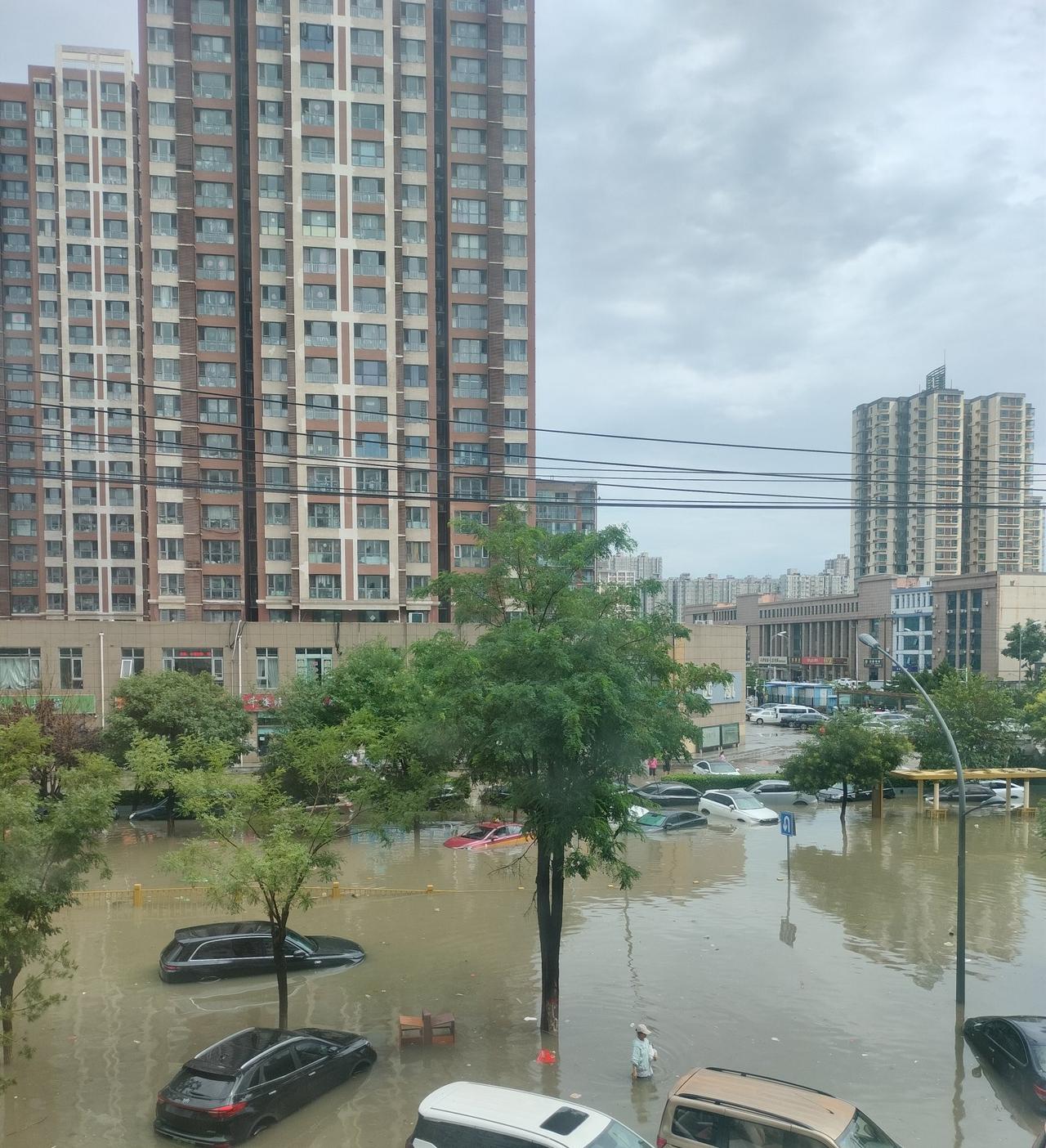 昨晚我们这下了一夜的大雨，马路上的积水还没有完全消退，因地下室进水了，所以我们这