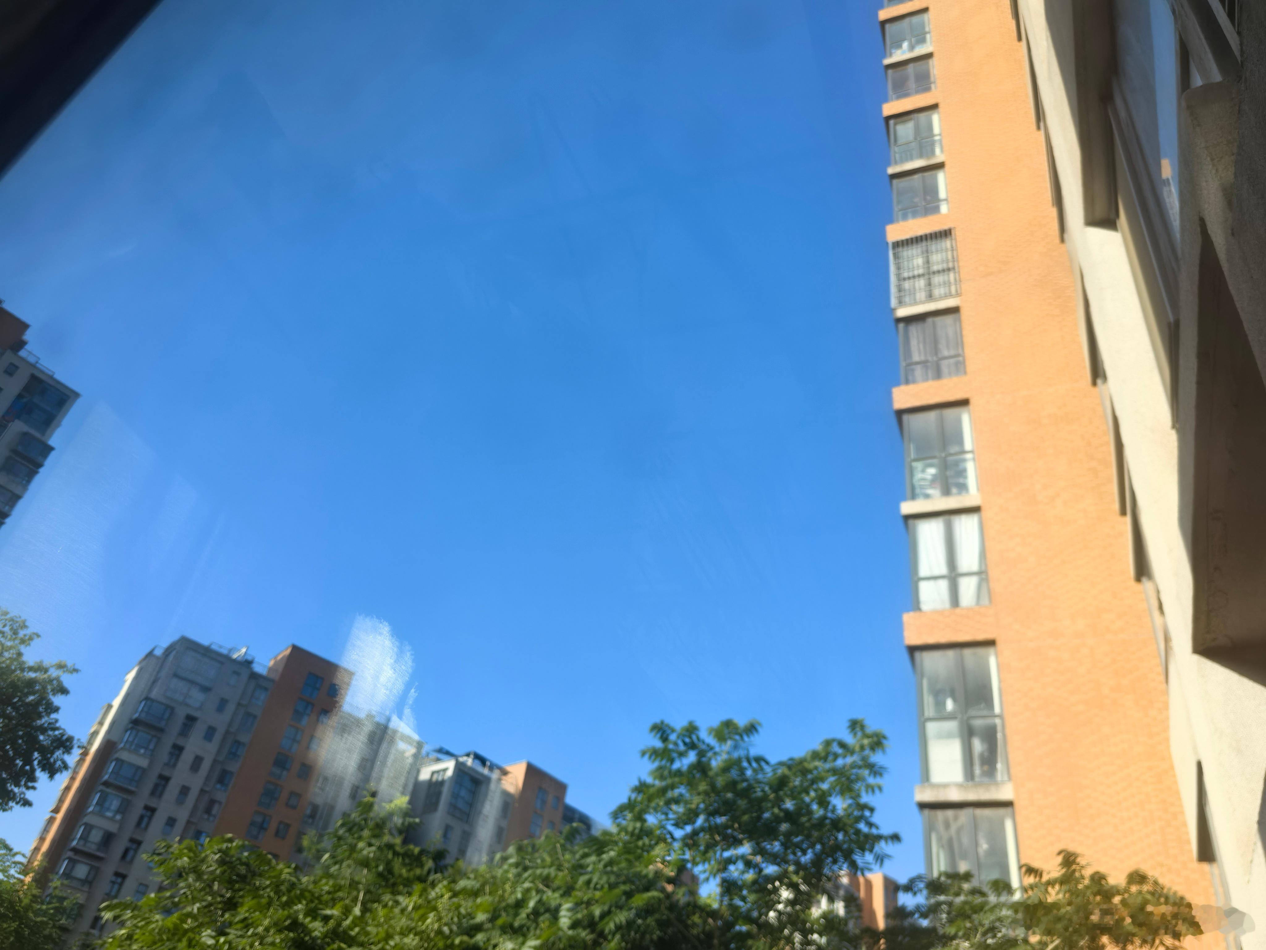 生活手记 在厨房给孩子准备便当🍱抬头就看到了今天的好天气☀️。一切准备就绪，该