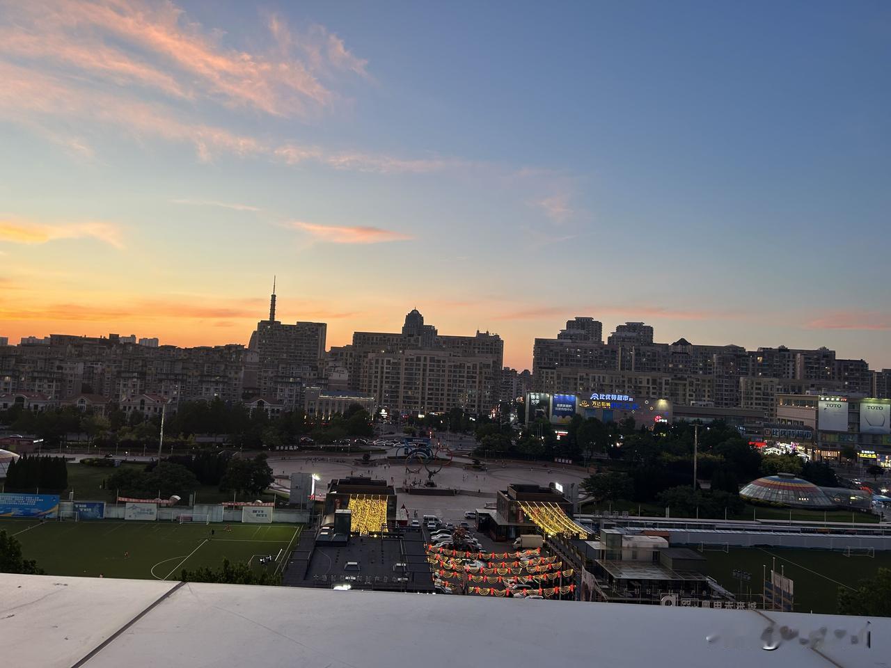 近期流感来袭，班级停课标准公布！这份防护指南请老师家长收好。近日，不少家长群被孩