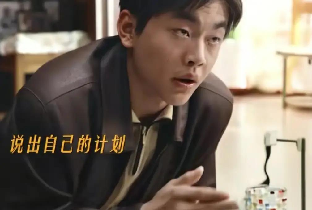 白及把老爸1982年开的饭店挂牌那天，老妈把筷子拍在桌上，眼泪比汤还烫。

一家