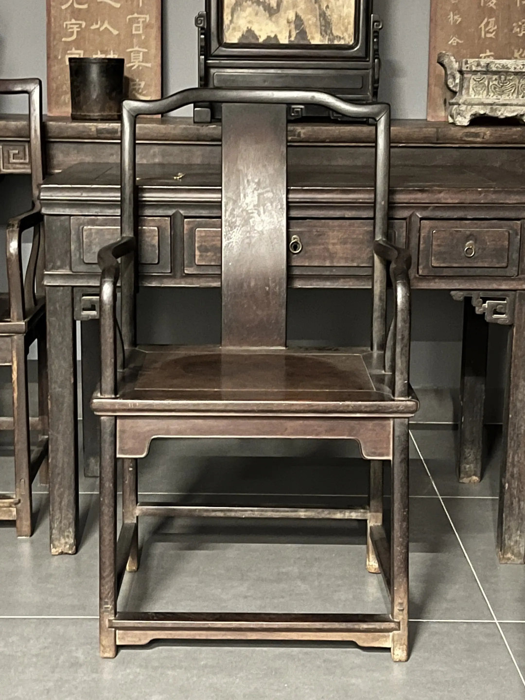 你猜这把老官帽椅，藏着多少明清书房的故事？木纹里浸着岁月，榫卯里藏着巧思，坐上去