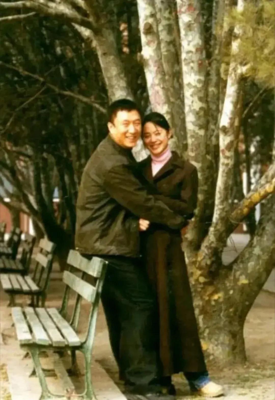 孙红雷抱着的这个女孩是谁，好漂亮好水灵啊！
孙红雷身体靠着公园长椅靠背，两人一脸