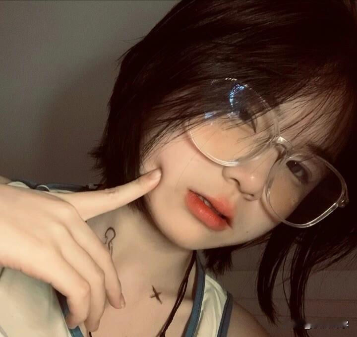 “镜中人影，墨染相思”，这八个字一下就把人拽进了缠绵悱恻的情感世界。就像《墨染相
