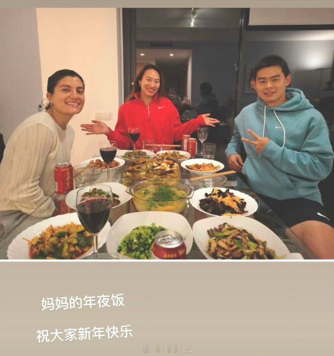 🇨🇳郑钦文晒年夜饭，祝大家新年快乐[春游家族]  