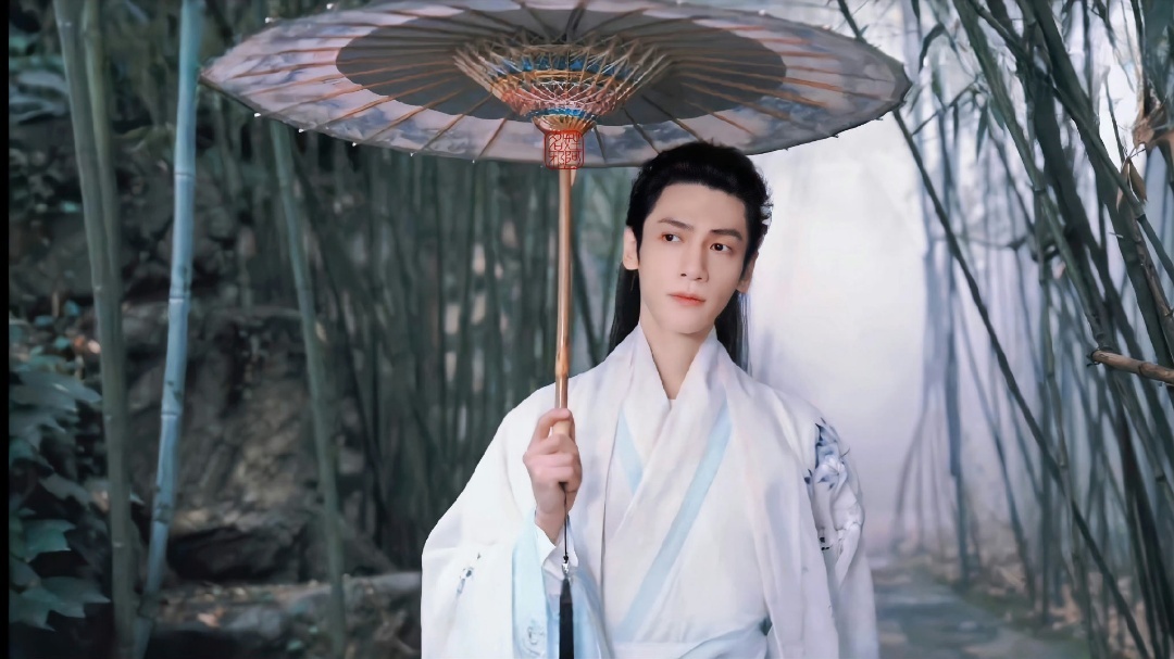 #罗云熙撑伞神图##罗云熙也有撑伞神图了# ​​​罗云熙的古装向来都稳稳的，给人