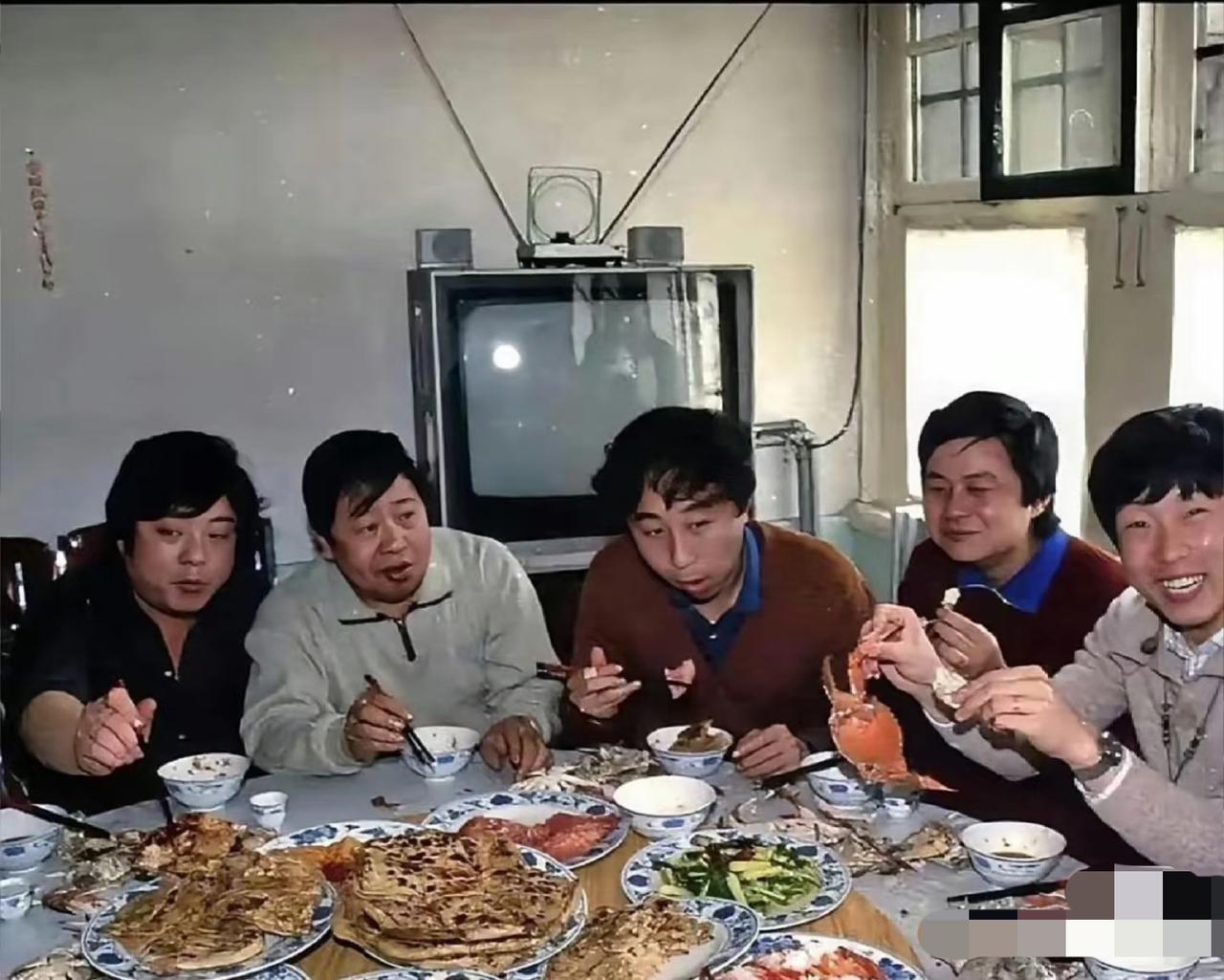 85年马季请徒弟们在家吃饭，螃蟹亮了！
今天看到这张照片，一下子就回到了那个娱乐