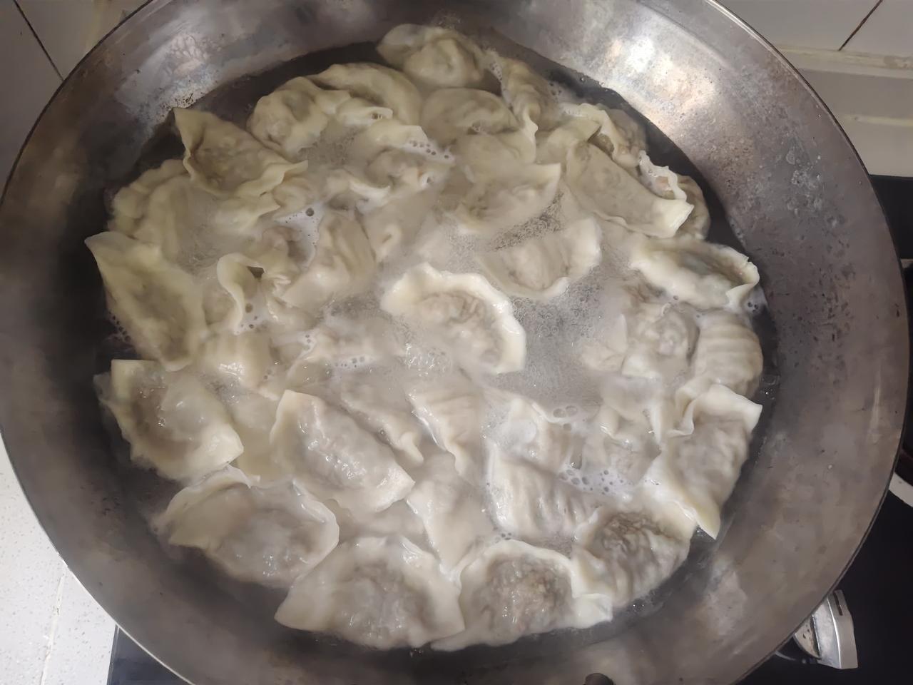 老公说我犟种又矫情，煮个饺子非要开三次锅，打三次开水。

我挺委屈，我从小到大看