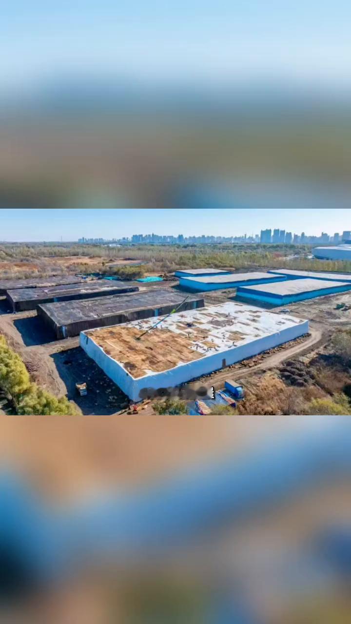 10月26日清晨，哈尔滨冰雪大世界存冰场内一派繁忙，工作人员熟练操作施工设备拆下