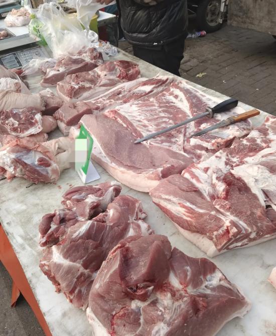 猪肉价格大跳水，市场里卖肉大哥的吆喝声都透着股惊喜劲儿！
嘿，你说这事儿奇不奇怪