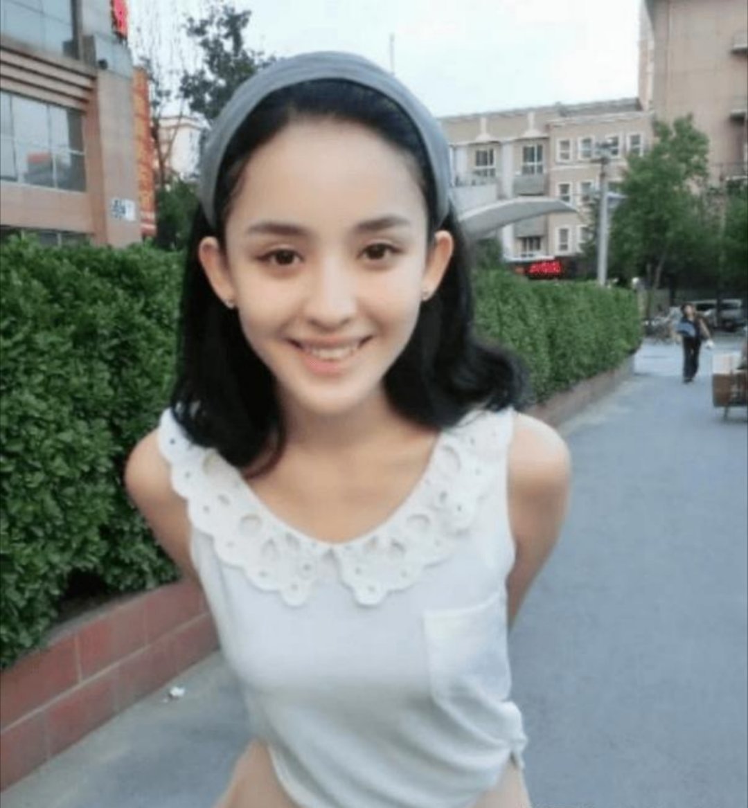 娜扎早期 经济上升期的美上升期颜值自带破碎感与灵气，16岁无修生图似洋娃娃，抹胸