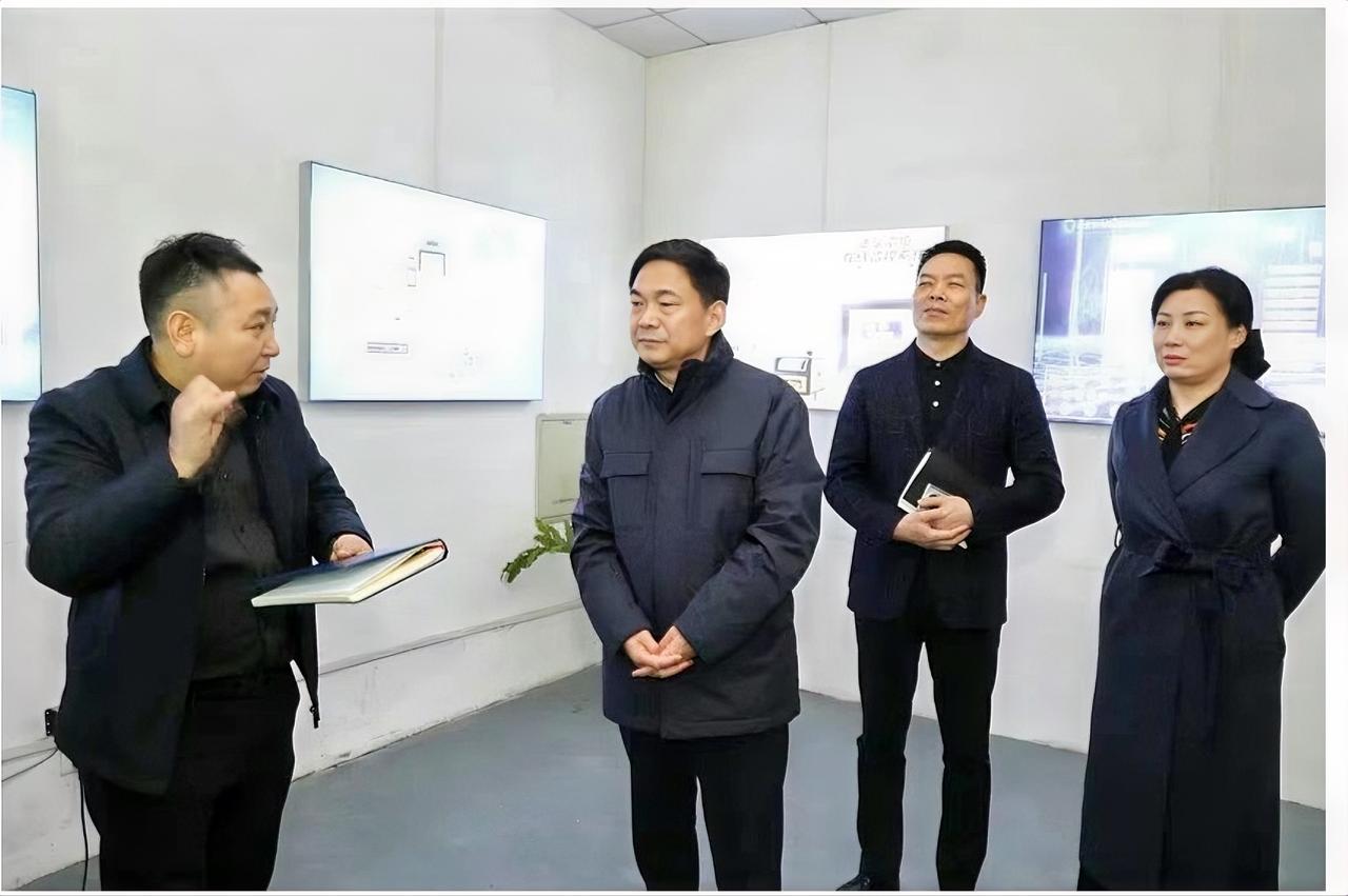 2月3日，徐州经开区党工委书记陈堂清带领相关部门负责同志开展“千人助千企”调研活