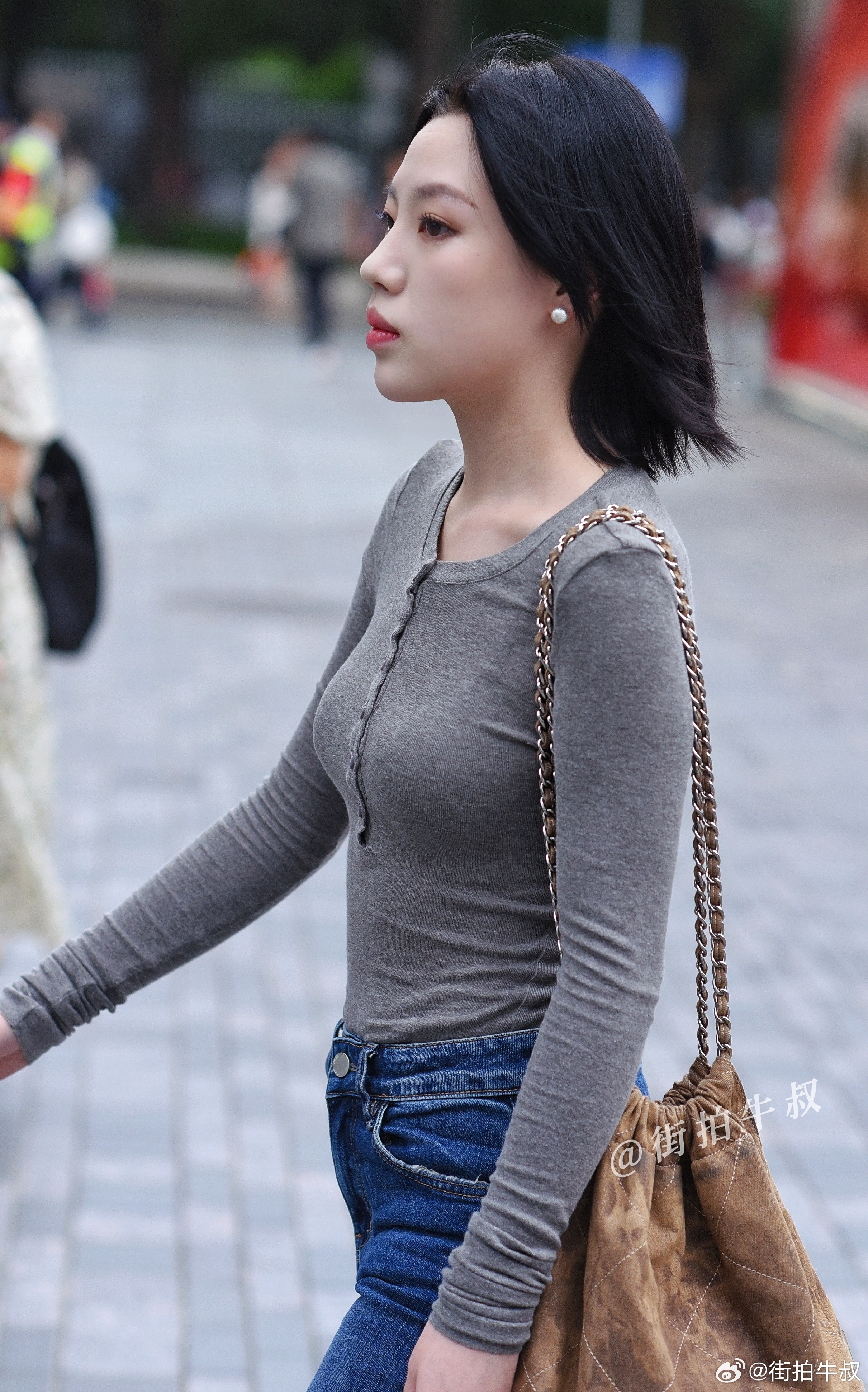 搭配漂亮的喇叭裤打底衫 