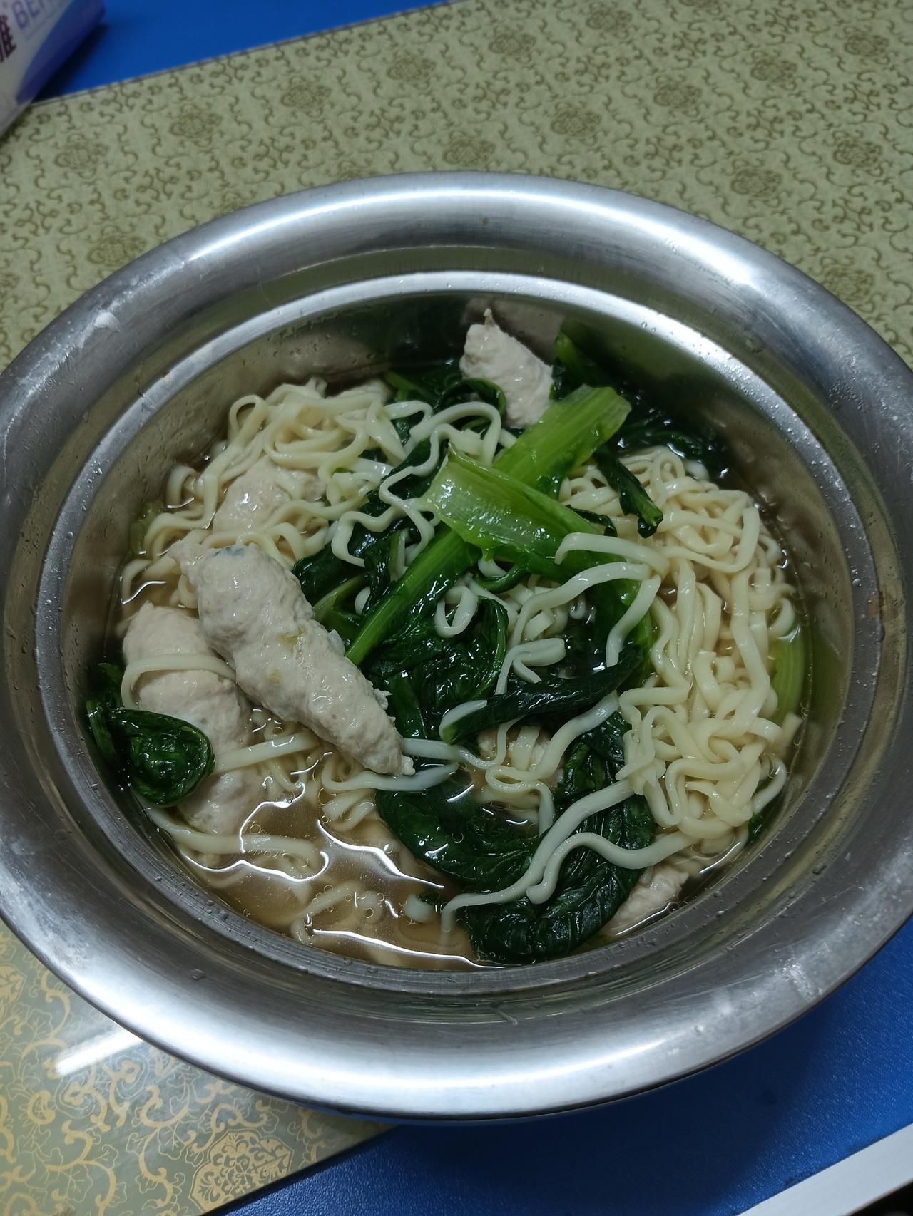 大家好！我是七姐。今天的早餐就煮个面条吃啊。加了一点肉丸，还有青菜。一个人的早餐