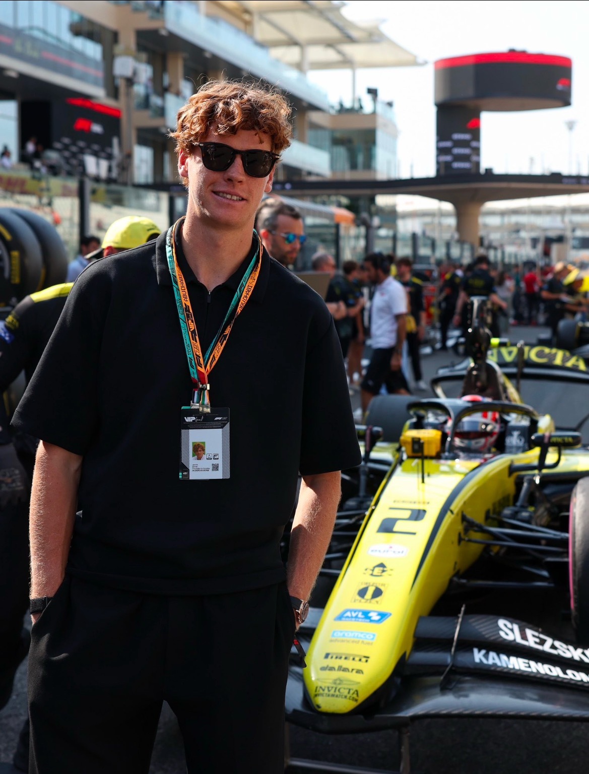 网球talking大会 辛纳在阿布扎比观看F1大奖赛，并于Kimi合影。F1大奖