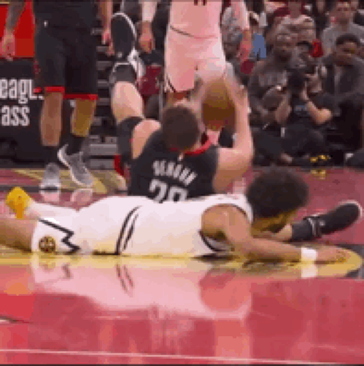 十佳球稳啦！火箭队申京倒地，抢断，不看人脑后传球，妙传谢泼德，后者双手暴扣，掘金