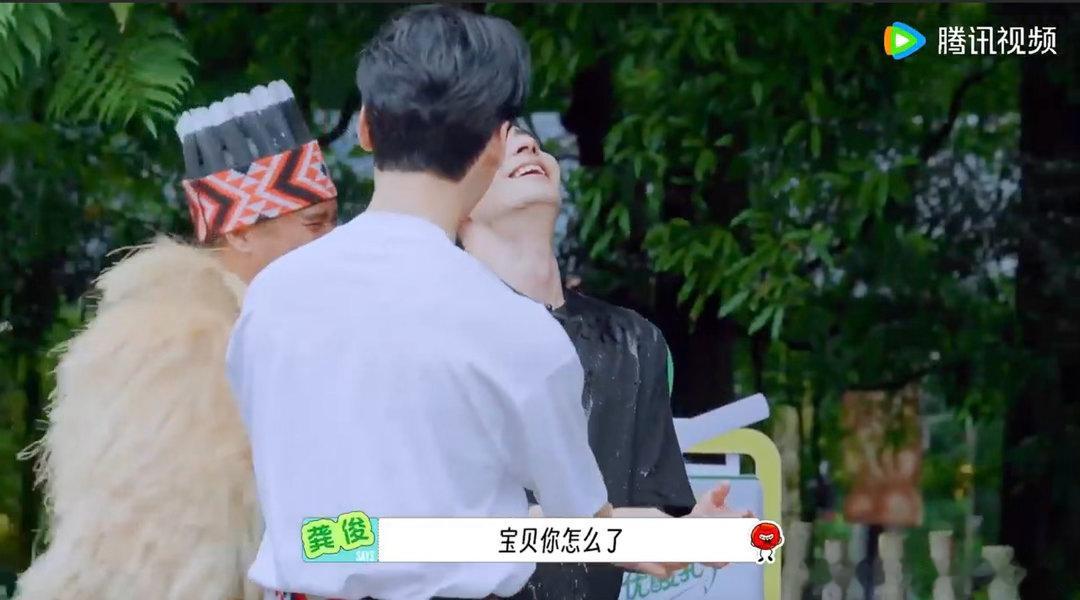 陈星旭被龚俊喊宝贝龚俊对陈星旭说宝贝你怎么了看陈星旭被浇水那段笑到打鸣！龚俊脱口