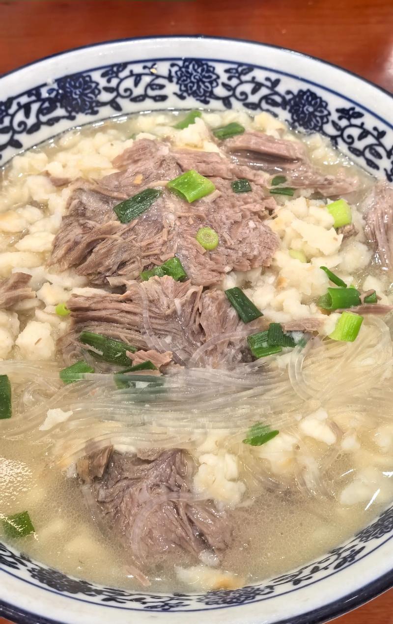 网友爆料，往年西安的羊肉泡馍，价格在20~30元之间。可是今年的羊肉泡馍价格却下