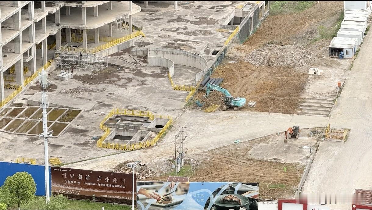 滨湖万象汇项目，挖机进场已开始平整地面了，估计真正的复工要开始了，毕竟住宅也要开