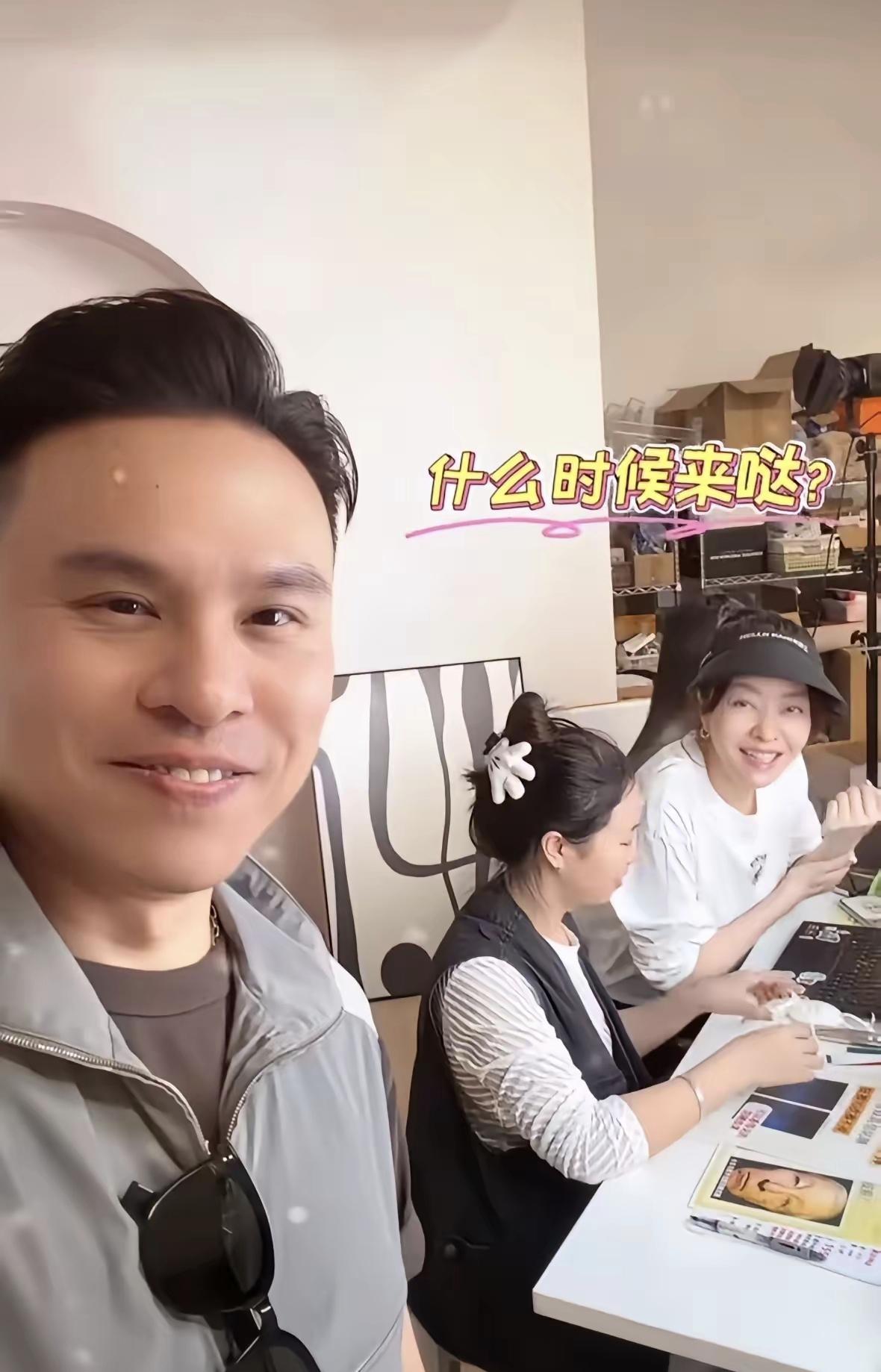郭可颂如今出来拍视频探班熊黛林，真的让人觉得夫妻俩要直播带货，现在合体秀恩爱了。