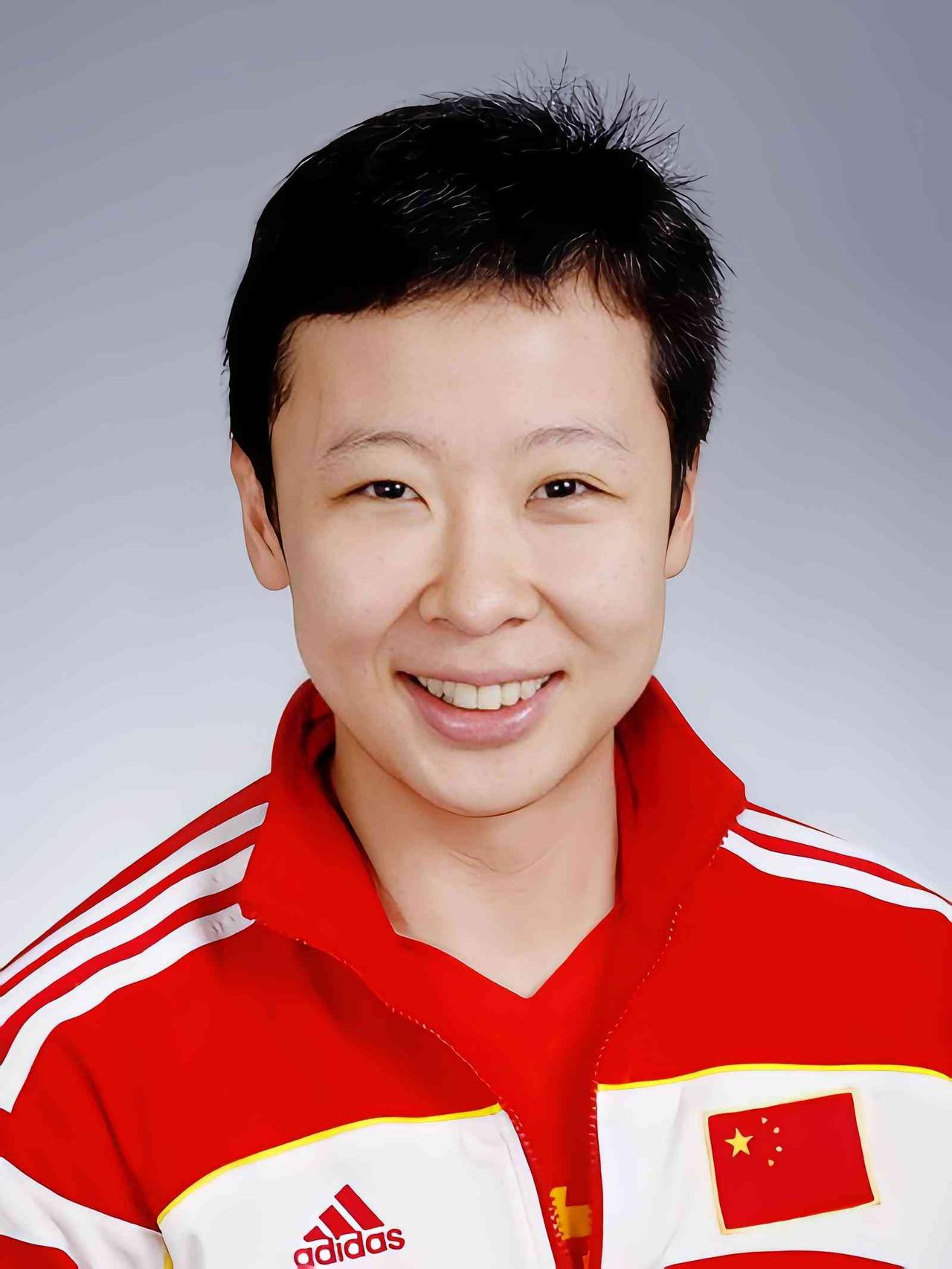 这是我国第二代球星冯坤，她现在是泰国队主教练，中泰女排