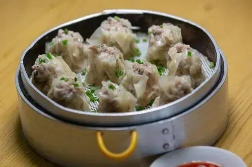 一口烧麦一口豆浆，
大雪日的美好，从一口烧麦开始～