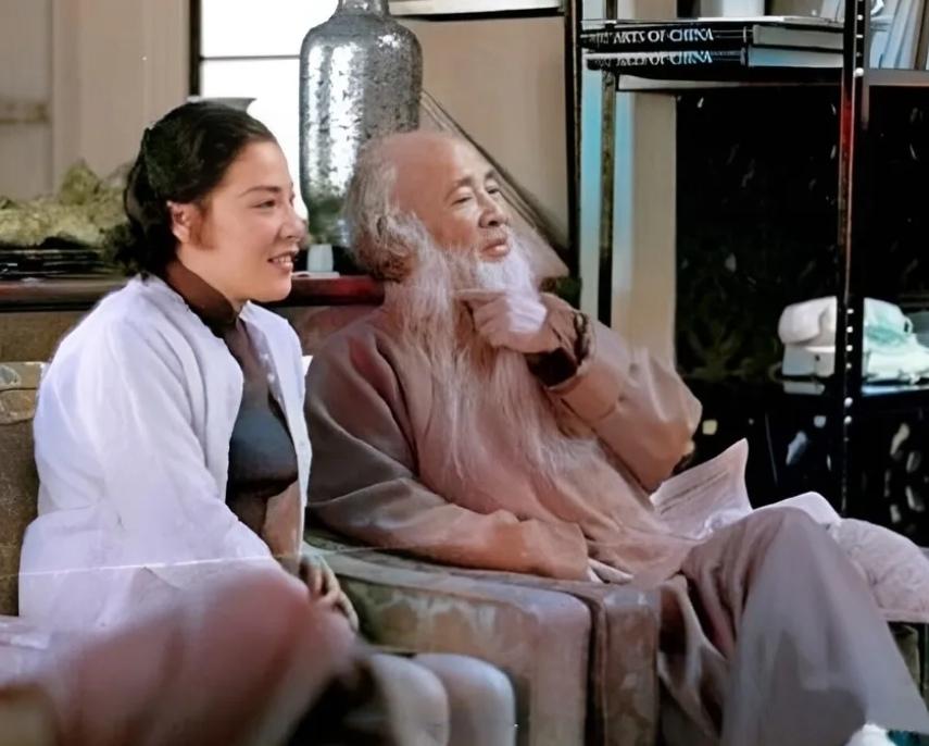 张大千与小30岁的妻子徐雯波，两个人坐在一起，一个老态龙钟一个雪肤花貌，老夫少妻