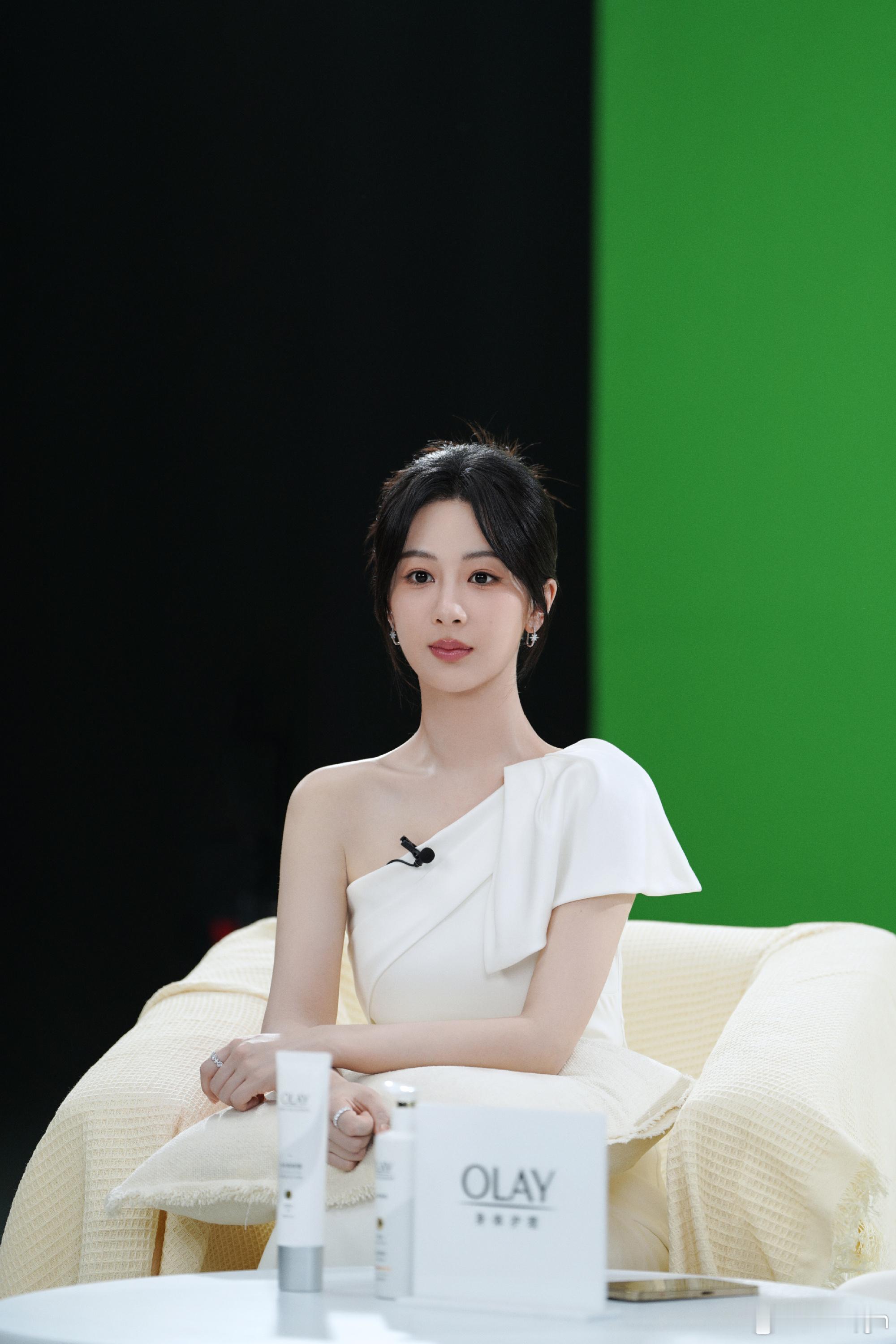 杨紫粤语发音反差萌紫妹抛开荧幕里的角色滤镜之后格外鲜活，沉浸式练习粤语读法，察觉