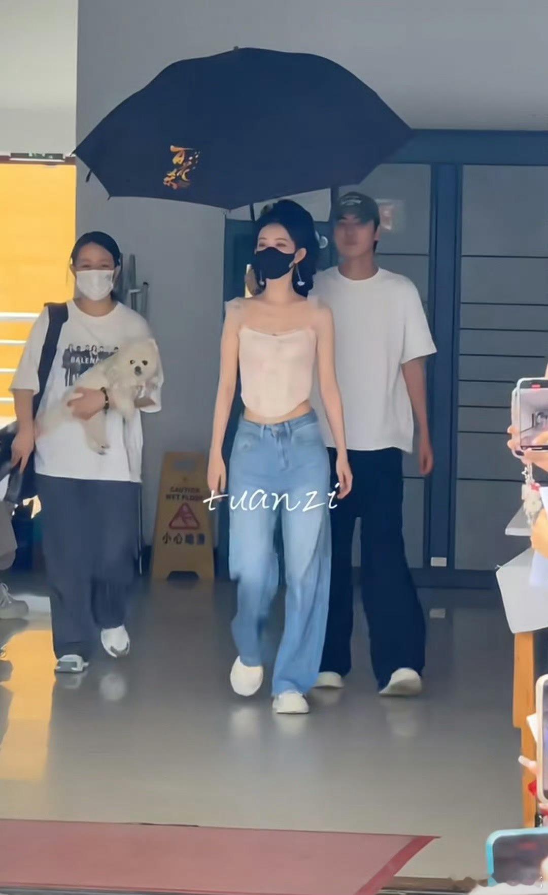 孟子义增肥到快88斤了很多女明星真的过份瘦，这图看着都皮包骨了。 ​​​