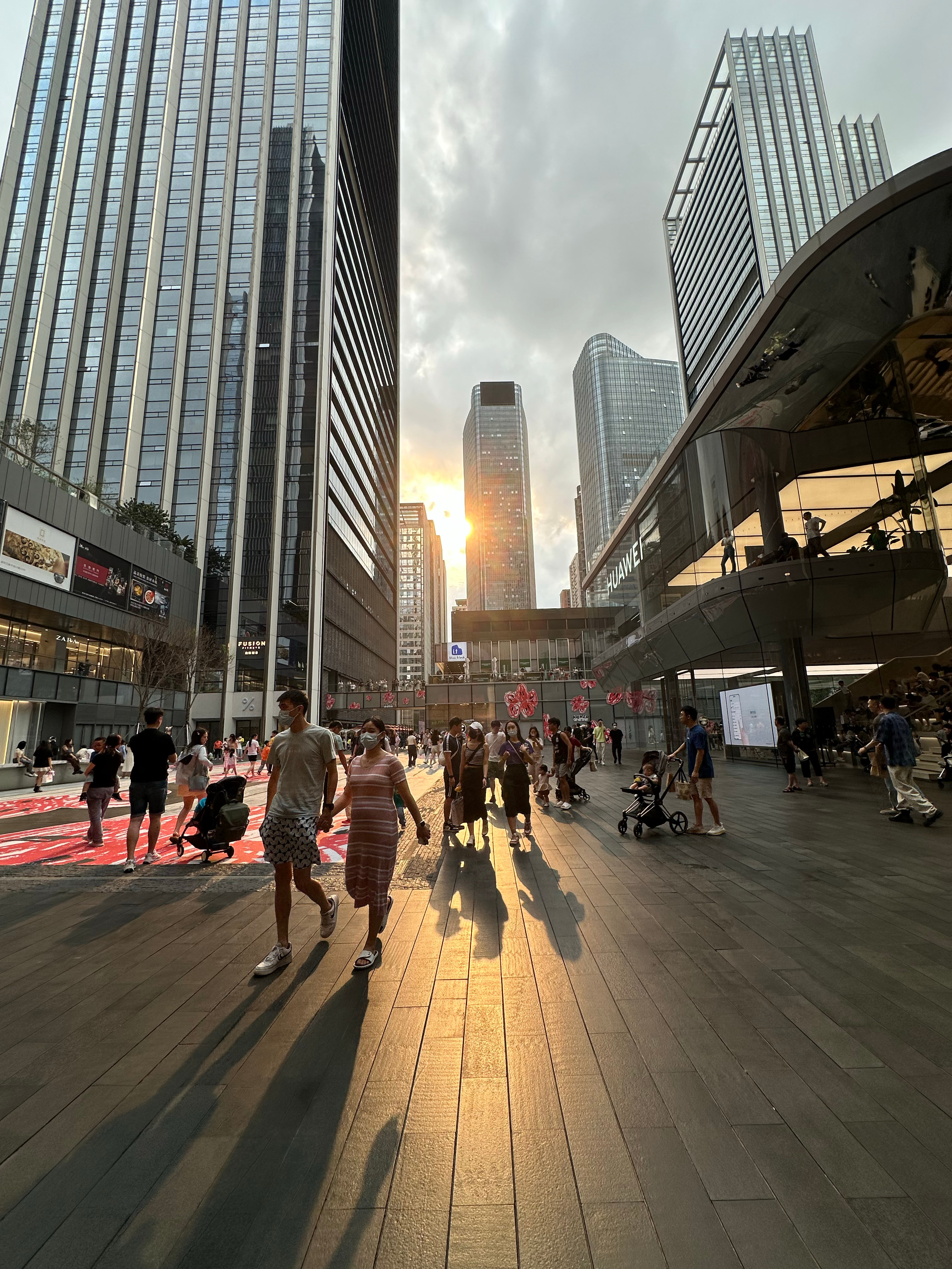 深圳比较好逛的商圈应该就在万象天地了，点一杯咖啡，在华为城市旗舰店就能待很久……