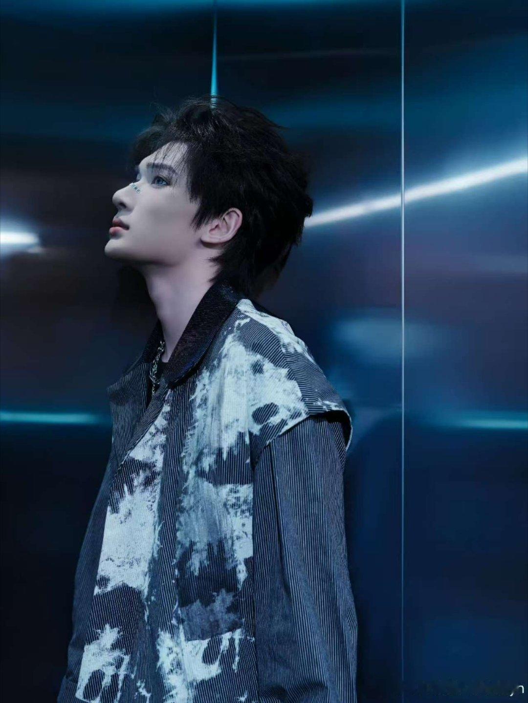 余宇涵红衣蓝瞳  🐟 余宇涵蓝瞳贴纸造型 🐟 余宇涵好帅呀！！！蓝瞳和余宇涵