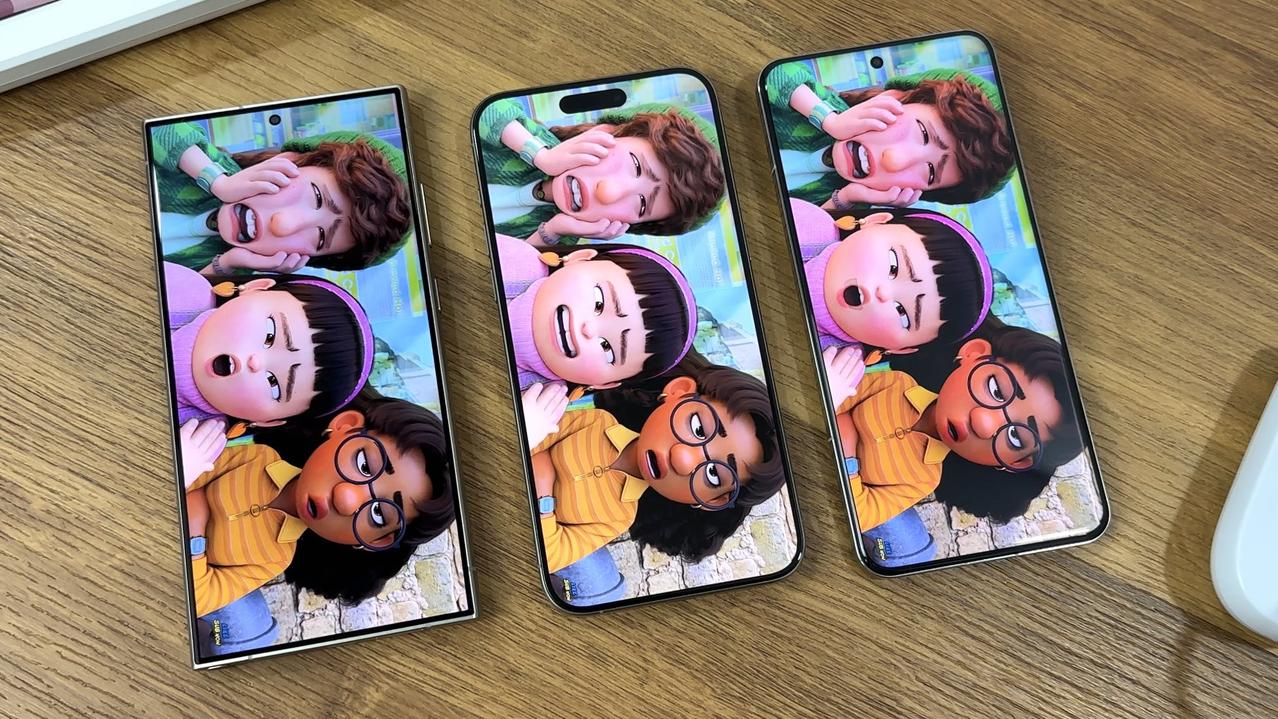 左起 三星S24-iPhone15ProMax-小米14Pro，其中左边两台都是